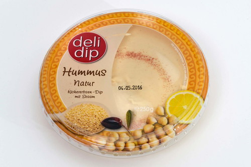 2. DELI DIP - 91 PunkteHummus natur, Merkur Hoher Markt€ 2,89 für 250 g (€ 11,56/kg)Sattes Gelb; fein säuerlicher Geruch, mit Noten von Kicher­erbsen; leichtes Röstaroma am Gaumen, mild gewürzt, feine und sämige Konsistenz, eignet sich gut als Dip.&nbsp;
