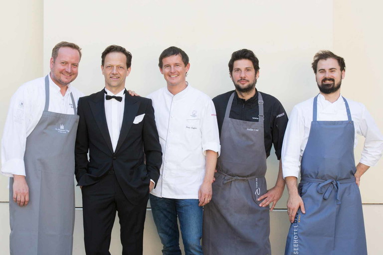 Für das leibliche Wohl sorgte wieder Klaus Buttenhauser mit seinem Koch.Campus. Das viergängige Menü wurde von Hubert Wallner vom See Restaurant Saag in Tachelsberg, Josef Steffner vom Mesnerhaus in Mauterndorf im Lungau, Stefan Csar von Wachter Wieslers Ratschen in Deutsch Schützen und Lukas Nagl vom Bootshaus in Traunkirchen.