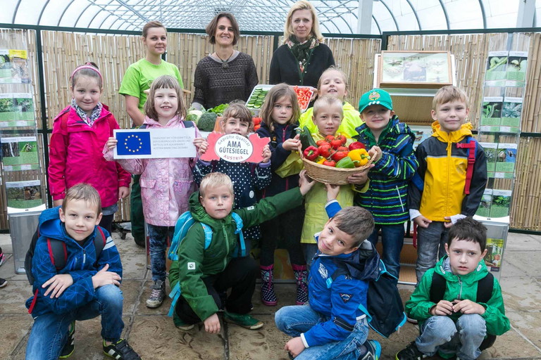 Sandra Mattausch Gärtnerlehrling (3 Lehrjahr), Doris Demuth (Leiterin der Gartenbauschule Kagran), Karin Silberbauer (AMA-Marketing für Obst; Gemüse und Kartoffel) mit Schülern.&nbsp;