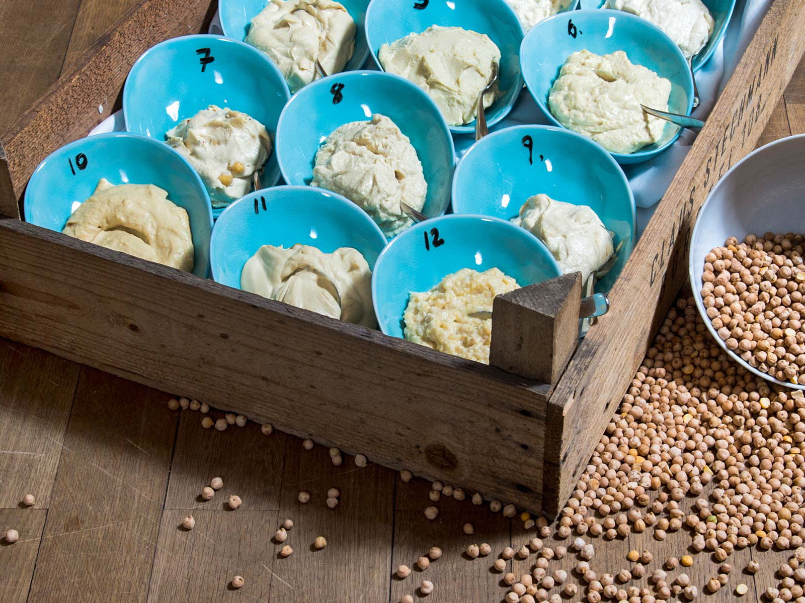 Der Hummus ist bereit für den Falstaff-Produkttest.
