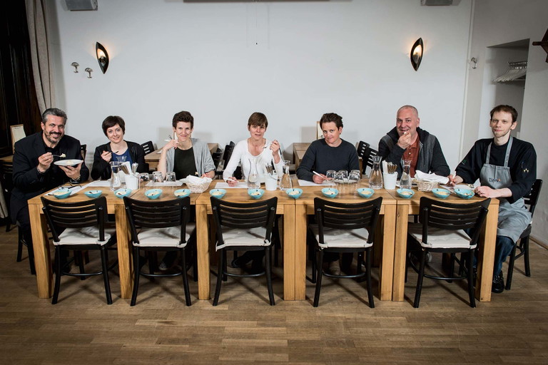 (V.l.n.r.) Siegfried Kröpfl (Koch und Vegan-Experte), Sarah Krobath (Food-Bloggerin und Journalistin), Rita Huber (Gründerin von »rita bringt‘s«, Bio-Lieferservice), Romana Fertl (Sensorikerin), Jutta Ambrositsch (Winzerin), Eyal Guy (Restaurantinhaber von »Hungry Guy«), Matthias Wolf (Küchenchef im »TIAN Bistro am Spittelberg«); Test-Location: »TIAN Bistro am Spittelberg«