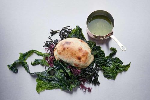 Steinbutt in Salzteig mit Kapern, Bacalao Trippa und Risina Bohnen von Roland Trettl