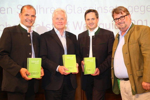 Otto Auer (Vizepräsident der Landwirtschaftskammer Niederösterreich), Dr. Hubert Schultes (Generaldirektor der Niederösterreichischen Versicherung), Johannes Schmuckenschlager (Abgeordneter zum Nationalrat, Präsident des Österreichischen Weinbauverbandes), Peter Moser, Falstaff Wein-Chefredakteur.