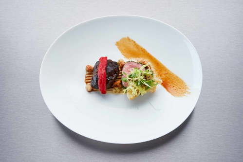 Zweierlei vom Kalb mit Barbecuelack, Kräutern und Parmesanchip von Harald Wohlfahrt