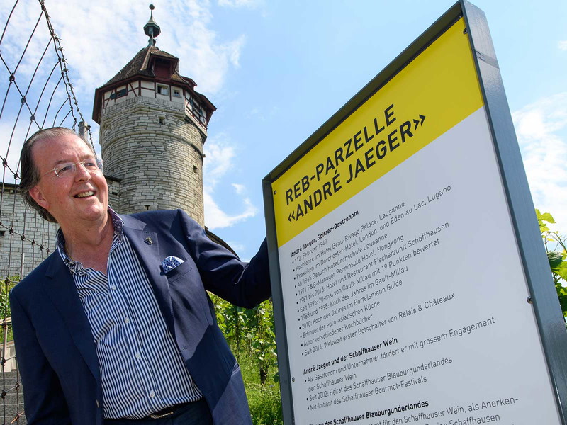 André Jaeger freut sich über seine Reb-Parzelle.