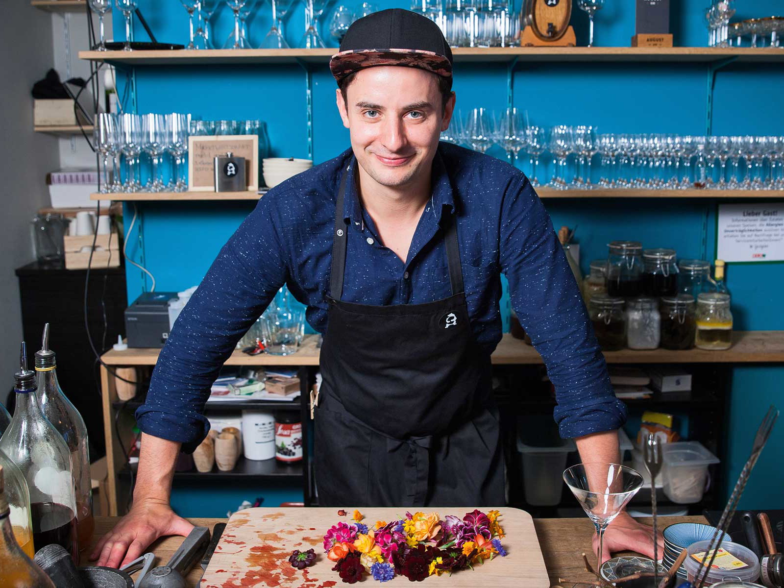 Barkeeper Hubert Peter war 2015 Falstaffs »Rookie of the year«. Kürzlich eröffnete er seine eigene Bar: die »Barrikade Bar« in der Wiener »Marktwirtschaft«.&nbsp;