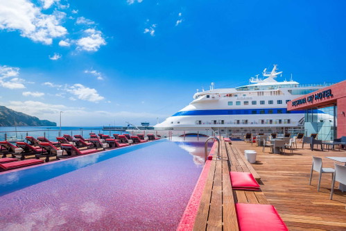 Der Hotel-Pool mit Aussicht auf den Hafen von Funchal.