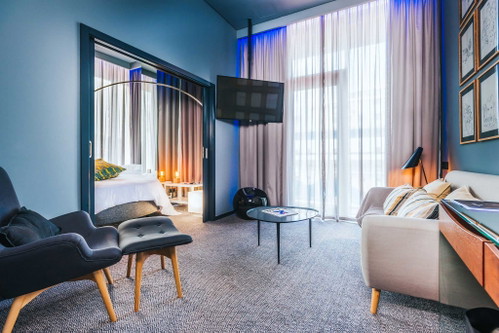 Blau als wiederkehrende Farbe im Design-Konzept.