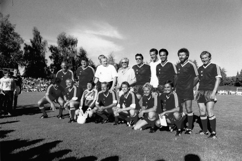Ab und an tauschte Witzigmann die Küche auch gegen den Bolzplatz – als Teil des legendären FC Schmiere, wo er mit Prominenten wie Paul Breitner (2. von rechts) die Fussballschuhe schnürte.