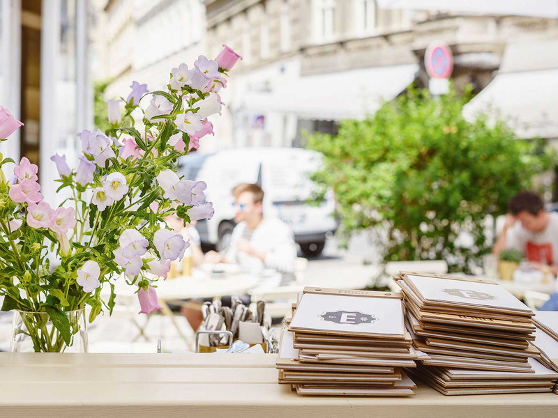 »Erich«: gemütlicher Gastgarten und kreative Karte.