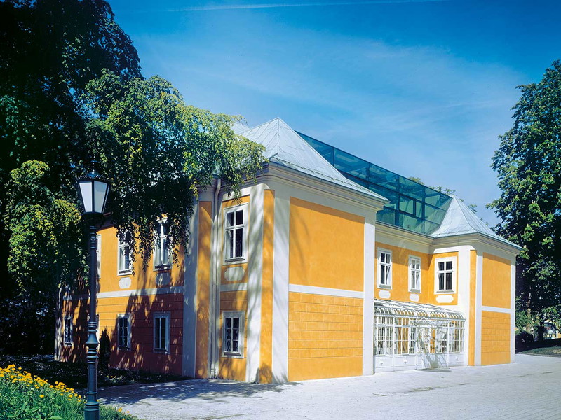 Einst wohnten hier zwei Baronessen, heute ist das Bergschlößl eine begehrte Location für exklusive Veranstaltungen. Das bezaubernde Barock-Ensemble liegt inmitten eines riesigen Parks.