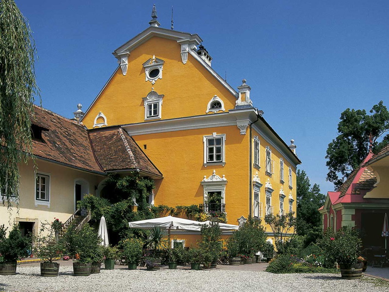 Das über 900 Jahre alte Schloss strahlt einerseits historische Würde aus und vermittelt mit dem inkludierten Weingut andererseits steirische Gemütlichkeit, die sich auch im mediterranen Schlosshof manifestiert.