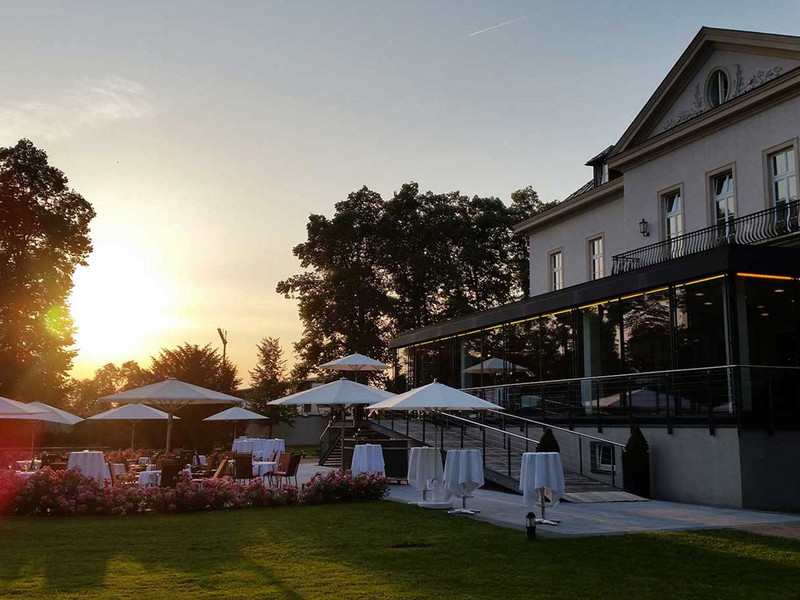 Das Kavalierhaus ist ein romantisches Schlösschen, das im Schlosspark Klessheim am Rande der Mozartstadt Salzburg liegt. Moderne architektonische Elemente machen sie zu einer beliebten Hochzeitslocation.