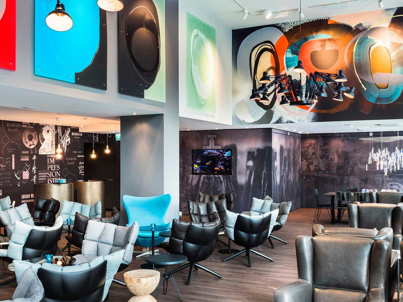 Ein Werk von Graffiti-Künstler «Smash 137» dekoriert die Lounge im Motel One.