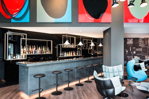 Die One Lounge begeistert mit illuminierter Bar.