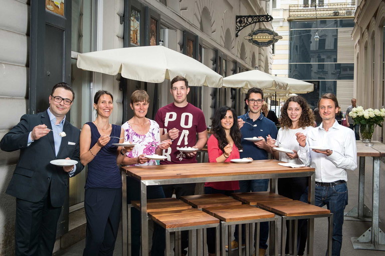 (v. l. n. r.) Mino Zaccaria (»Procacci«-Patron), Eva Derndorfer (Sensorikerin), Romana Fertl (Sensorikerin), Gerald Baltram (Patissier im »Café Central«), Sara Mora (Eis-Expertin aus Italien), Dominik Reiser (Patissier im »Café am Hof«, Magdalena Sandoval (vom »Eis Greissler«), Giorgio Leone (Inhaber von »Leones Gelato«)