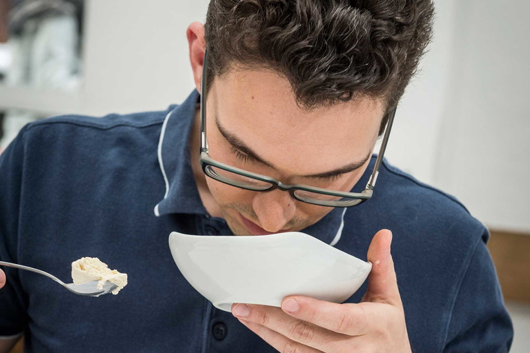 Patissier Dominik Reiser&nbsp;unterzieht das Vanilleeis einem Geruchstest.