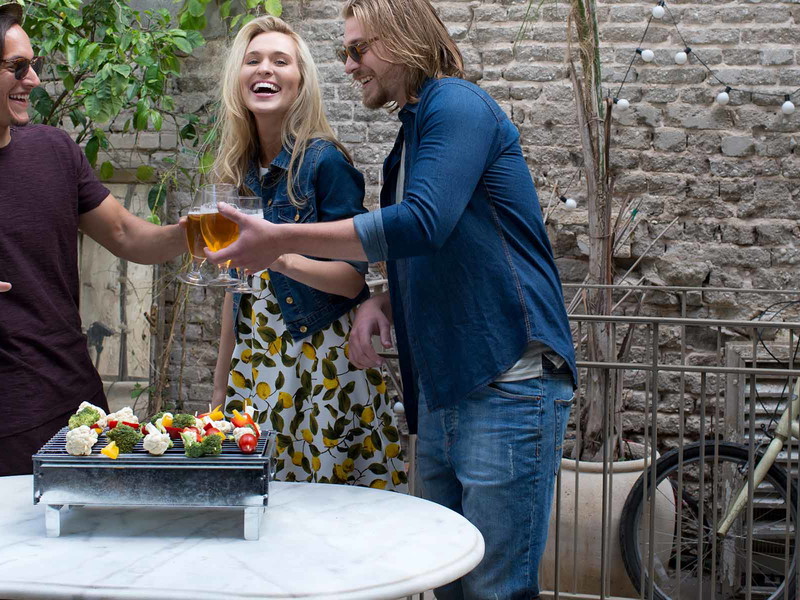 Ein Bierkonzentrat wird mit SodaStream aufgefrischt.