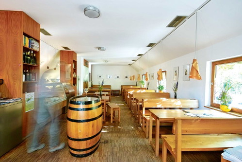 Beim Heurigern Göbel kann man bei jedem Wetter die guten Wein geniessen.
