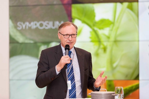 Martin Straubinger, Leiter der BMW Group Betriebsgastronomie, bei seiner Rede während des Symposiums.