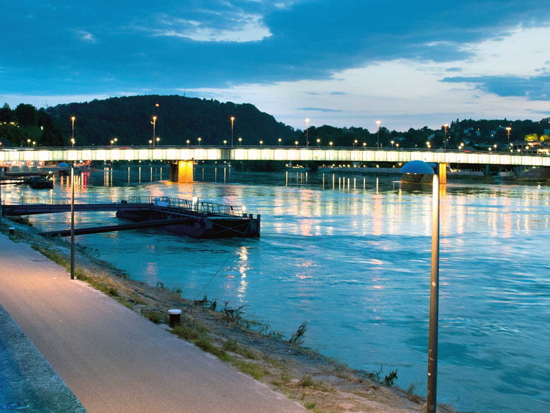 The Danube promenade offers an incomparable panorama.