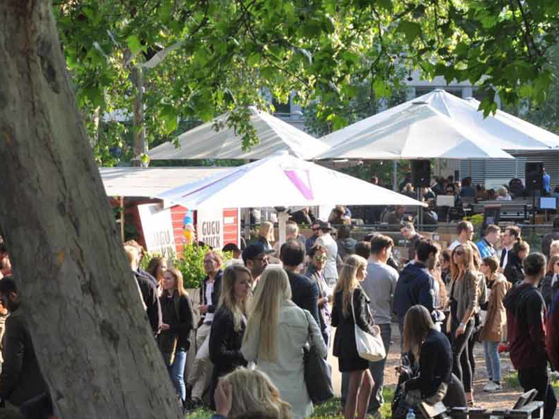 Festival-Stimmung am Karlsplatz