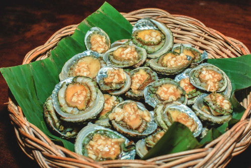 Abalone&nbsp;
Das Seeohr? Eine Muschel, die eine Schnecke ist? Abalone klingt irgendwie nach einem italienischen Badeort. Es schmeckt wie Meer an einem Sommertag und hat zugleich die gewisse Festigkeit, wie sie gutem Fleisch zu eigen ist.