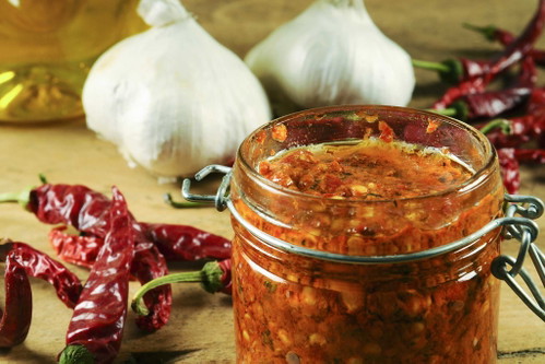 Harissa&nbsp;
Harissa, eine Gattungsbezeichnung für zahlreiche Hausrezepte, die so manch einen Grossbrand auf der Zunge auslösen können. Bestandteile der Mischung sind frische Chilischoten, Knoblauch, Salz, Olivenöl sowie manchmal weitere Gewürze.