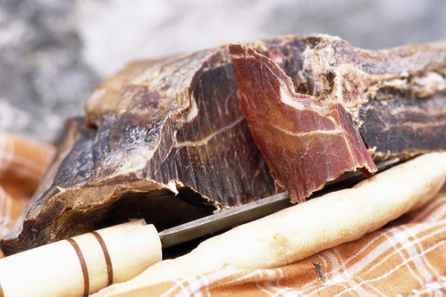 Rentier&nbsp;
Das Rentier – als Salami, als Ragout und als marinierter Braten. Es landet seit jeher auf den Tellern, nicht so weit entfernt, in Schweden und Finnland. Es ist ein fettarmes Fleisch, das tatsächlich ein wenig wie Hirsch oder Reh schmeckt und entsprechend zubereitet werden kann.