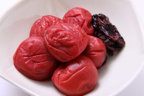 Umeboshi&nbsp;
Saure, eingelegte Marillen? Sie heissen Ume und kommen aus Japan. Die Umebäume blühen parallel zur Marillenblüte in der Wachau. Als Kompott, also eingelegt, heisst das ganze Umeboshi und spielt eine zentrale Rolle in jedem japanischen Haushalt.