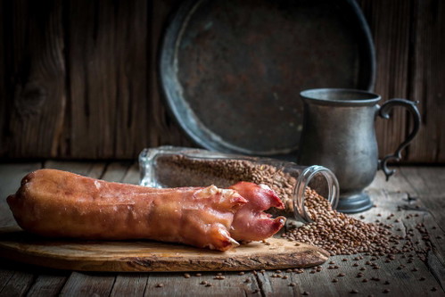 Zampone
Zampone – der «grosse Fuss»: Unsere italienischen Nachbarn haben einen gefüllten Schweinefuss kreiert, der zu Weihnachten und Silvester bei allen ihren Landsleuten zum guten Küchenton gehört wie bei uns die Weihnachtsgans oder der Karpfen.