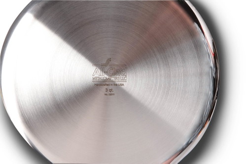 Stainless-Serie George Henrici bezeichnet die Stainless-Serie als 
»Einsteiger-Linie«. Die Metallverbindung der meistverkauften 
All-Clad-Serie umfasst drei aufeinander abgestimmte Schichten, die aus 
korosionsfestem Edelstahl, reinem Aluminium und dem magnetischen 
Edelstahl an der Außenseite bestehen. Das Sortiment der Stainless-Serie 
ist mit zahlreichen Pfannen, Sauteusen, Kasserollen bis hin zu 
unterschiedlichsten Töpfen breit aufgestellt und lässt individuellen 
Spielraum bei der Küchenausstattung. 