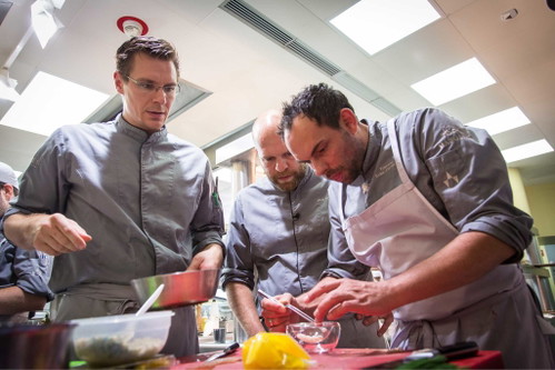 Gastkoch August 2016, «Ikarus»-Team, in der Küche vom Restaurant «Ikarus».
