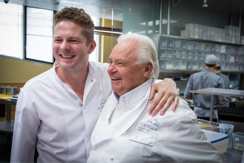 Gastkoch August 2016, «Ikarus»-Team, in der Küche vom Restaurant «Ikarus», Martin Klein (l) mit Eckart Witzigmann (r).