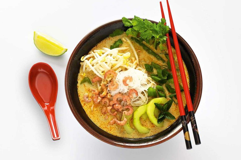 Laksa Lemak: die bekannte Nudelsuppe Malaysias mit Texturen von Kokosmilch, Chili &amp; Co.