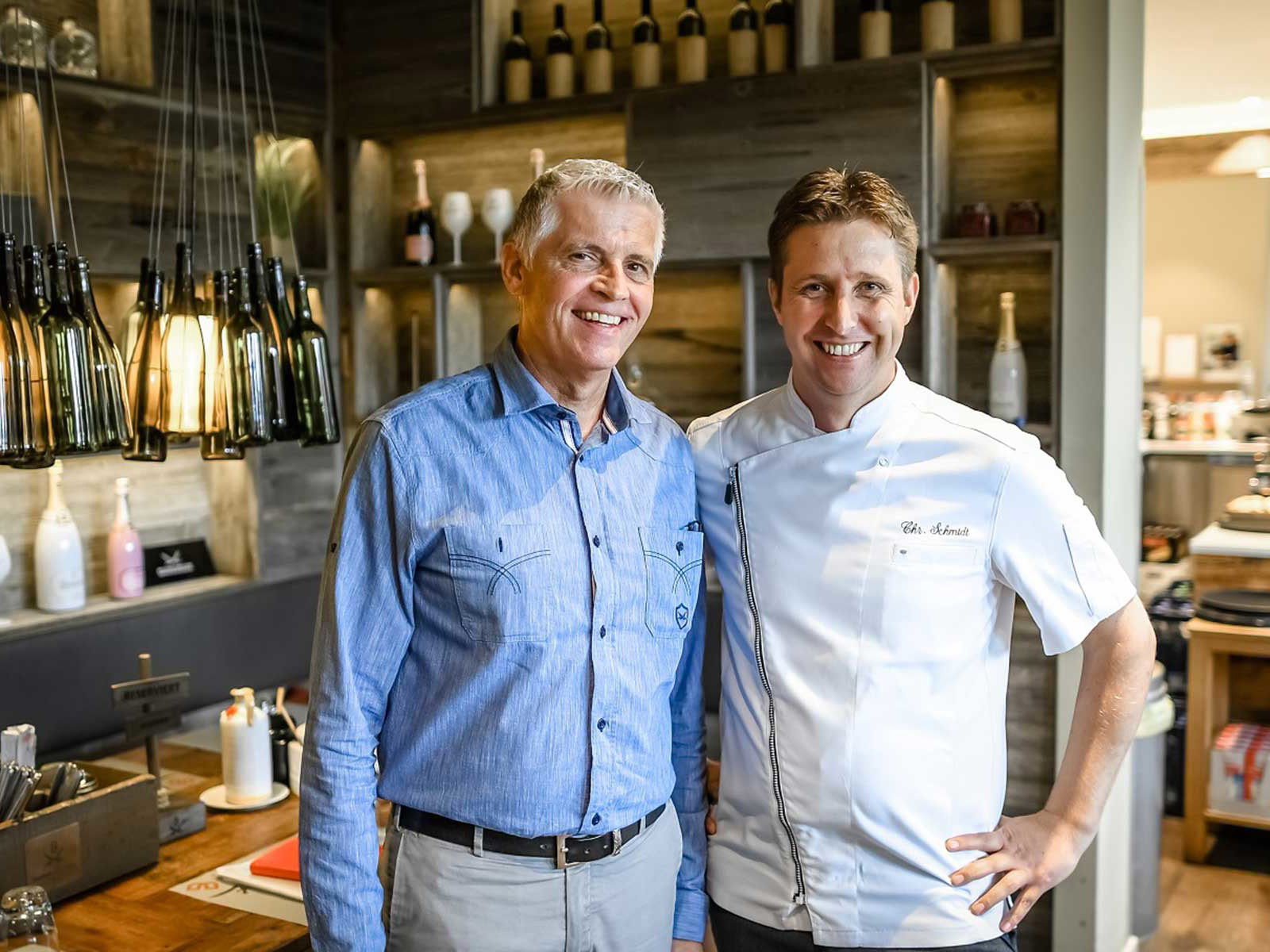 F&amp;B-Manager Lorenz Morgenschweis gemeinsam mit Christian Schmidt (rechts).