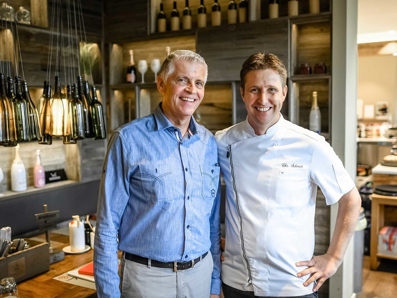 F&amp;B-Manager Lorenz Morgenschweis gemeinsam mit Christian Schmidt (rechts).
