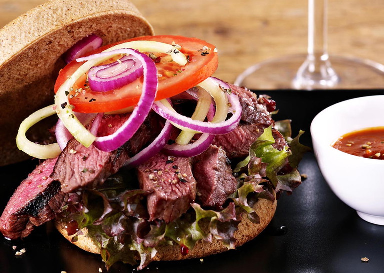Bei »Guerilla Burger« in Salzburg gibt es diesen Steak-Burger.