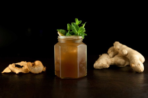 Atom Limo Bourbon, Pedro Ximénez-Sherry, Apfel, Zitrone, Ingwer und Ginger Ale.