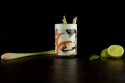 Bangkok-Mule Ein Twist auf den klassischen Moscow Mule mit einem hausgemachten Zitronengras-Wodka und Kaffirblättern.