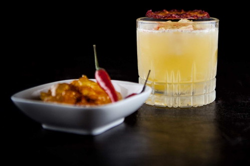 Reformation Bourbon, Orangenlikör, Limette, Orangenbittermarmelade, Safran und Chili.