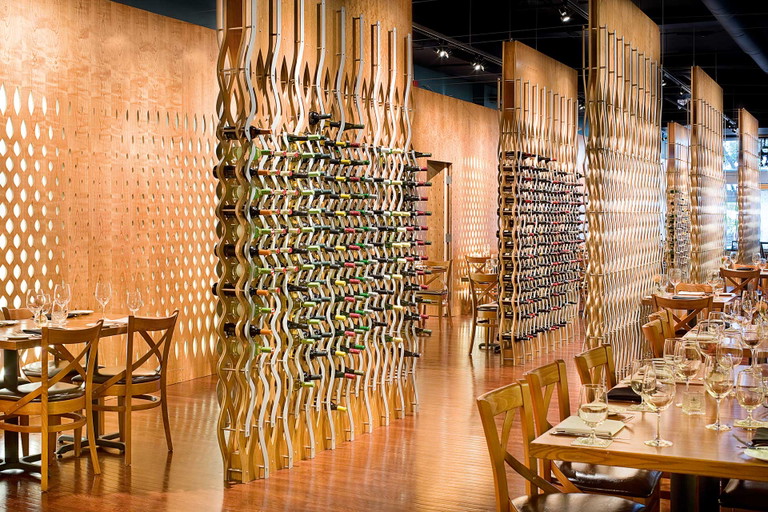 Circa, Memphis/USA: Weinregale als Raumtrenner - von 3six0 Architecture.
