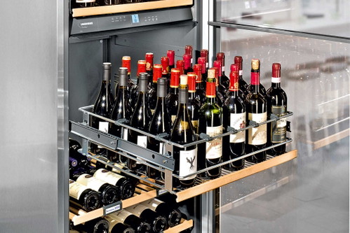 Auszugsboard des Weintemperierschranks «Vinidor». 3 Temperaturzonen, 578 Liter Bruttoinhalt.&nbsp;
www.liebherr.com
