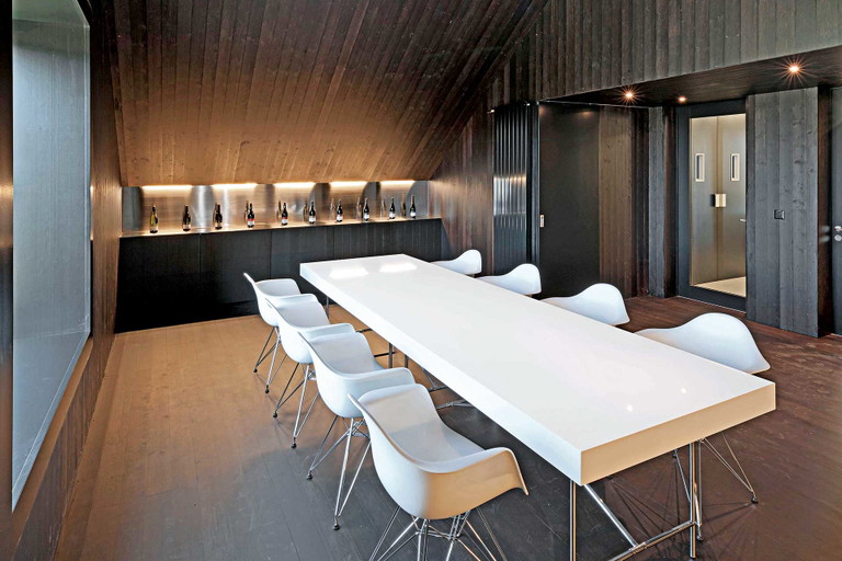 Sensorikraum, Neue Sternen Grotte: Heller Tisch, um die Farben der Weine anzusprechen. Umgesetzt von der Liechti Graf Zumsteg Architekten AG.