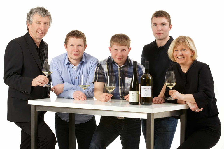 Familie Weinrieder mit ihren Weinen.
