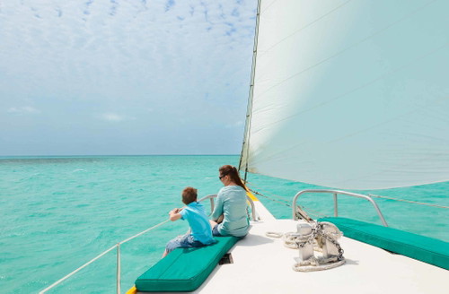 Beim Familienurlaub auf dem Segelboot kann es nicht langweilig werden.