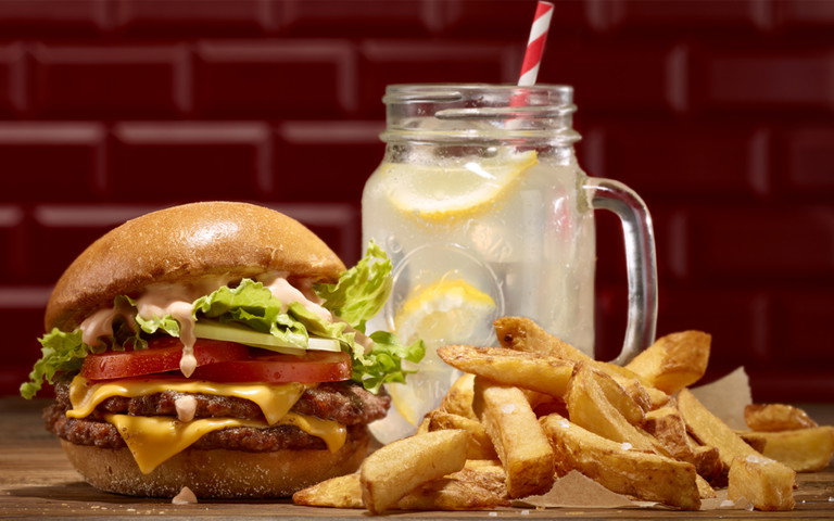 Saftige Burger und homemade Lemonade bei »Burgerista«.