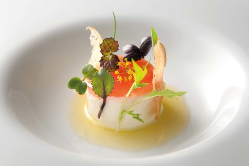 Burrata mit Tomate, Sprossen und Kräutern: kreative Küche von Roberta Sudbrack.
