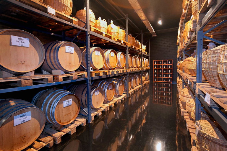  Die Destillerie Etter lagert Fruchtbrände in Barriques und Korbflaschen.