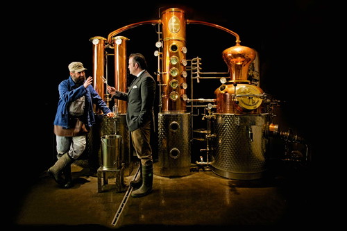  Beim Brennen achtet Christoph Keller (links) auch auf die richtige Obstkonzentration: Aus 100 Kilogramm Obst werden etwa 5–10 Liter Alkohol.© www.berndkammerer.de